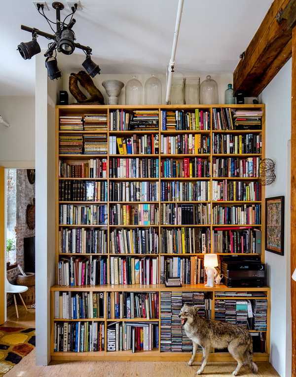 Природний лофт 2026 Інтер'єр лофт 2026 з використанням природних матеріалів та великих вікон для освітлення.