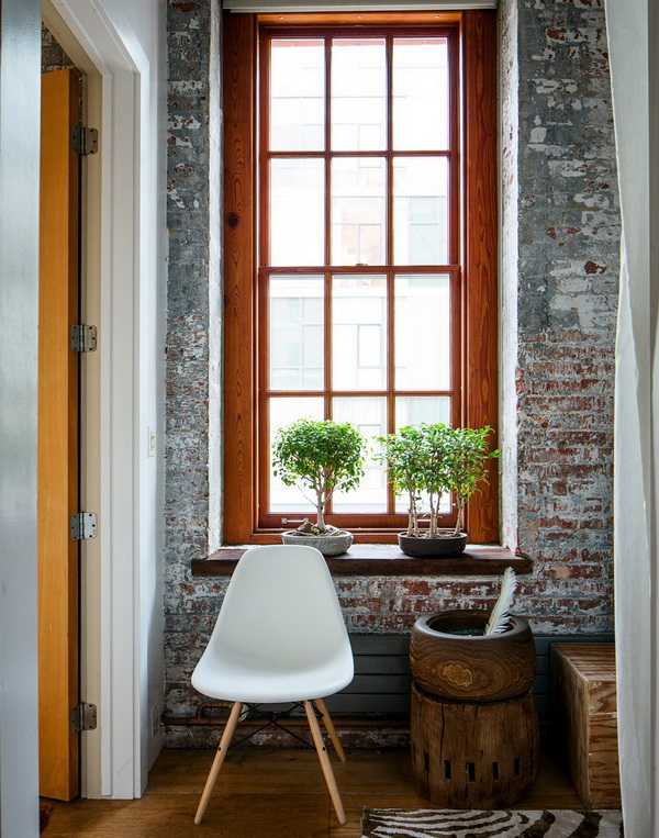 Лофт: Цегла та комунікації Інтер'єр лофт 2026 з акцентом на цегляну кладку та відкриті комунікації, що підкреслюють індустріальний стиль.