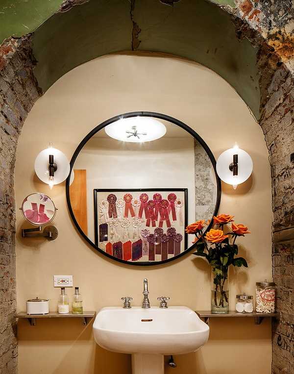 Відкритий лофт: Функціональність Функціональний інтер'єр лофт 2026: відкритий простір з цегляною кладкою та мінімалістичними меблями.