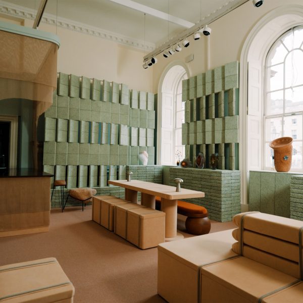 Простір для спілкування: нова лаунж-зона від Толи Ожуолапе на виставці Collect