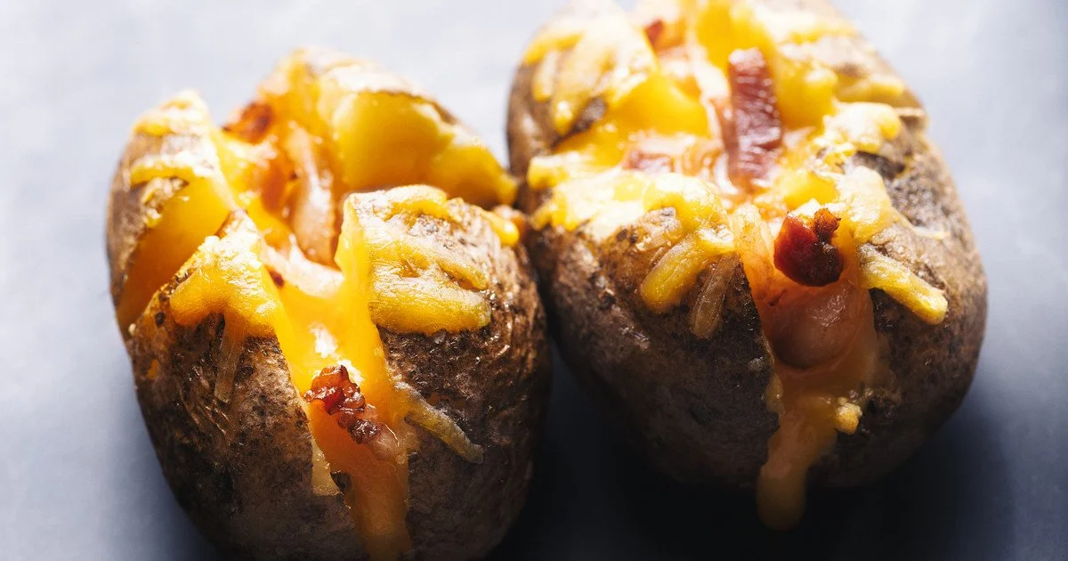 Запечена картопля з начинкою: смачний акцент на вашій кухні