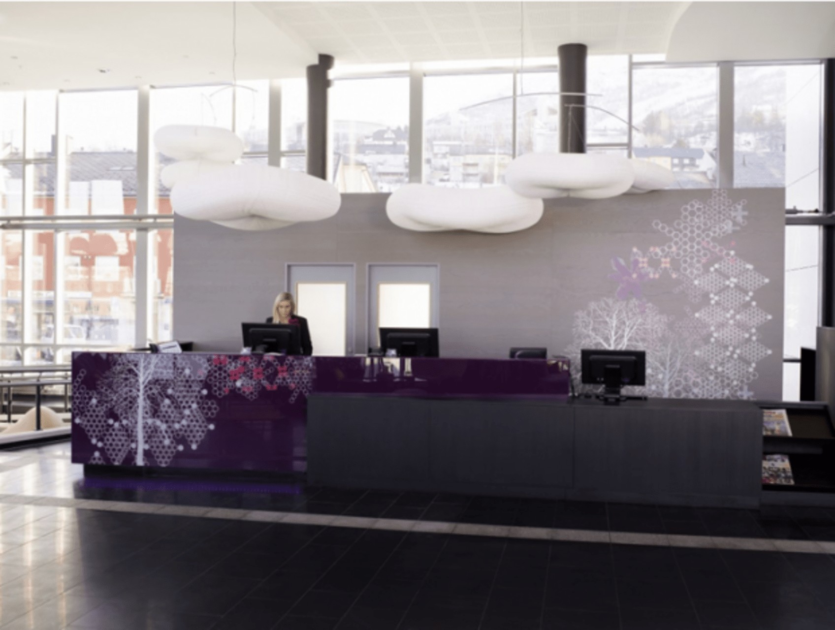 В'язані пуфи в готелі Інтер'єр скандинавського готелю з в'язаними пуфами та нестандартними кольорами меблів у 2026.