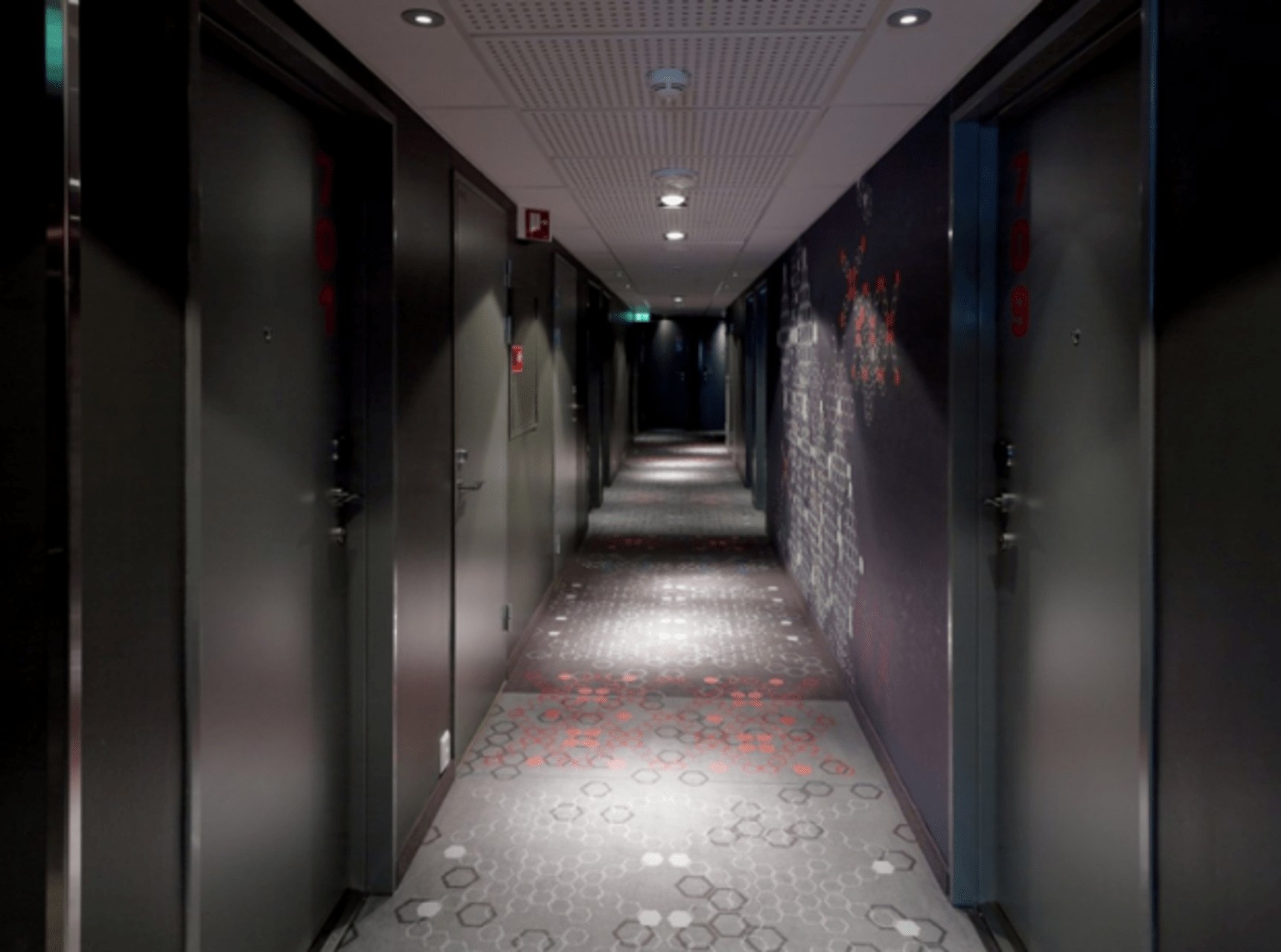 Люстра в стилі Оригінальна люстра в скандинавському готелі з видом на фіорд Ofotfjorden, 2026 рік.