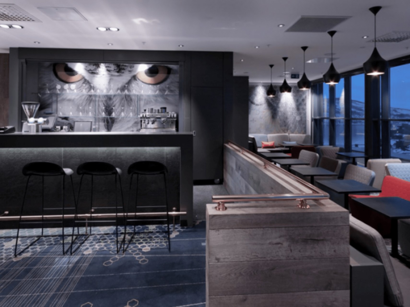 Кольори готельних меблів Нестандартні кольори меблів в дизайні скандинавського готелю, вид на Ofotfjorden, 2026.