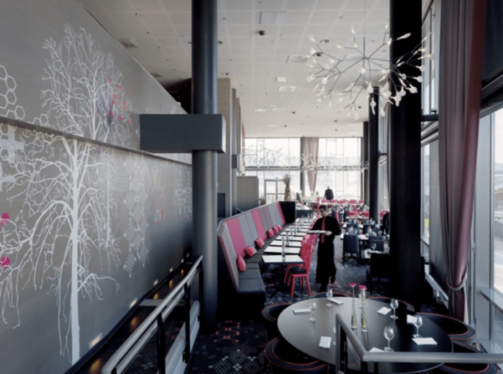 Мінімалізм в номері Скандинавський готельний номер: мінімалізм, природні матеріали та вид на Ofotfjorden (2026).