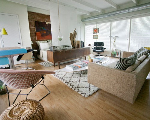 Багато світла Великі вікна в маленькому просторі, що пропускають максимум природного світла.