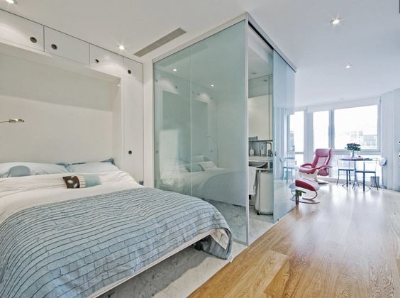 Свіжість кольорів Гармонійне поєднання білого та блакитного кольору в інтер'єрі маленької квартири.