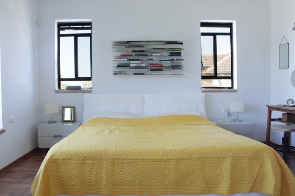 Скляні полиці для книг Скляні вузькі полиці для книг у ніші над ліжком в стилі мінімалізм.