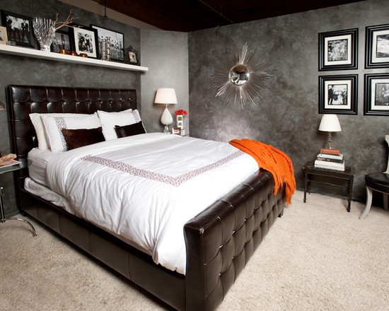 Контрастна біла полиця Контрастна біла полиця над чорним ліжком в сучасній спальні, дизайн 2026.