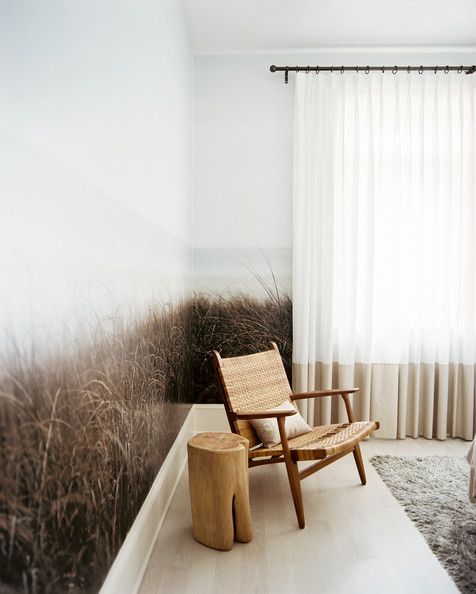 Гірський пейзаж в спальні Фотошпалери з гірським пейзажем та лісом створюють спокійну атмосферу в спальні.