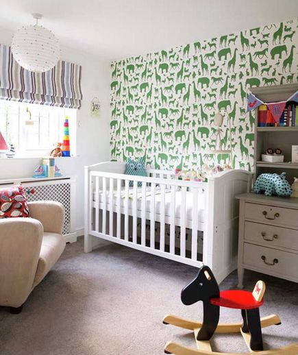 Тварини джунглів на стіні Акцентна стіна в дитячій кімнаті, обклеєна шпалерами із зображенням тварин джунглів.