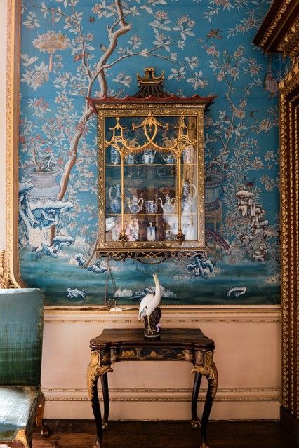 Золотий Шинуазрі Шпалери для стін з квітковим візерунком та золотою ліпниною в стилі шинуазрі 2026.