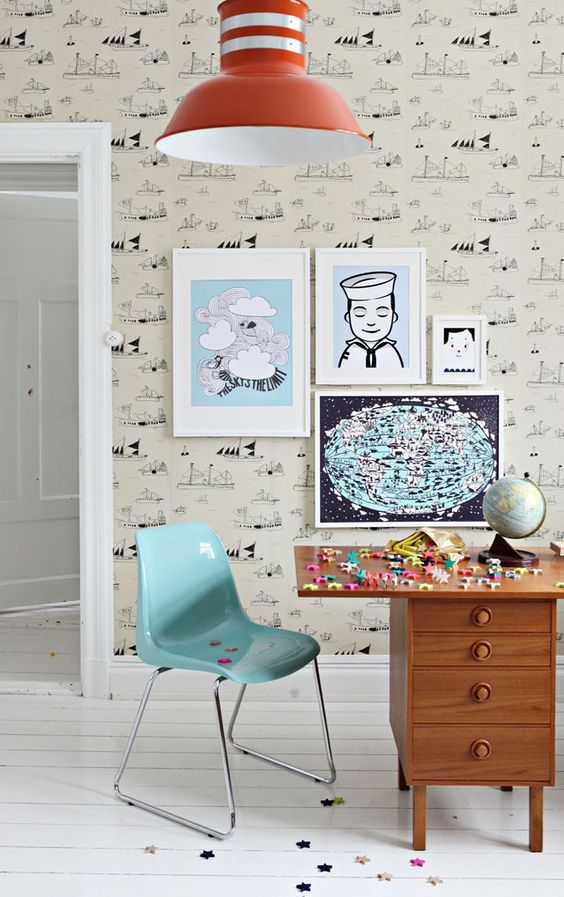 Морська Смужка Шпалери для маленької кімнати хлопчика: біло-синя смужка та морські мотиви.