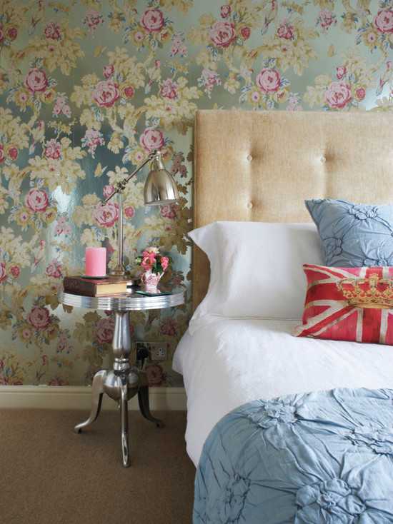 Квітковий срібний блиск Шпалери в квіточку 2026: яскраві квіти на срібному тлі для розкішного інтер'єру