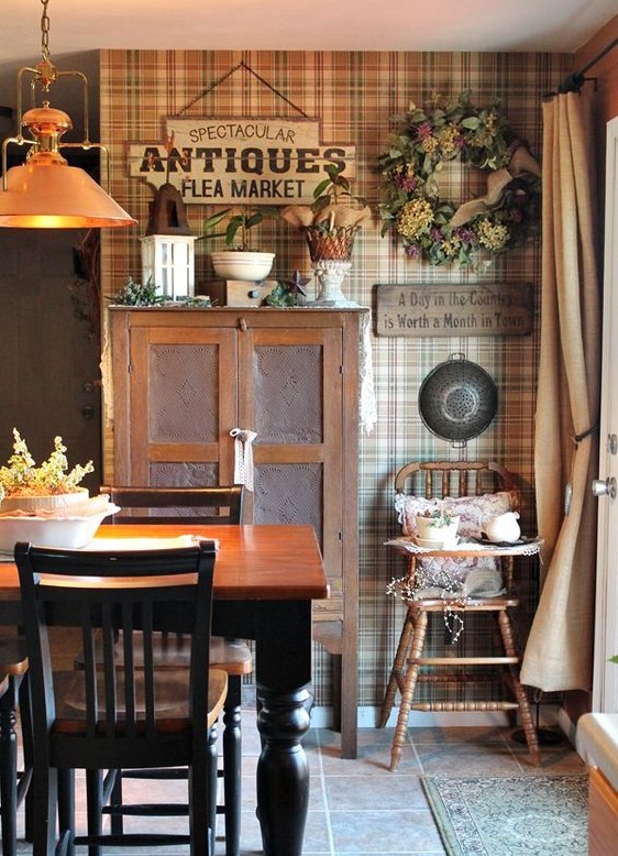 Шеббі шик: ніжність Кімната з шпалерами в стилі шеббі шик, світлі тони та потертості, тренд 2026