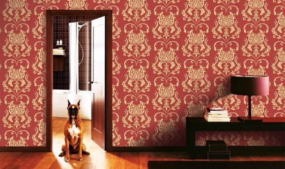 Золотий акцент Розкішні червоні шпалери з золотистим візерунком у вітальні: інтер'єр 2026