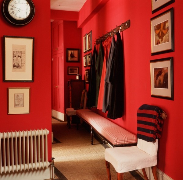 Червона стриманість Сучасний інтер'єр з монотонними червоними шпалерами для стильної вітальні 2026