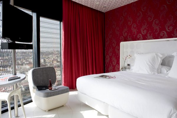 Червона спальня Елегантний дизайн спальні з червоними шпалерами: ідеї для 2026 року