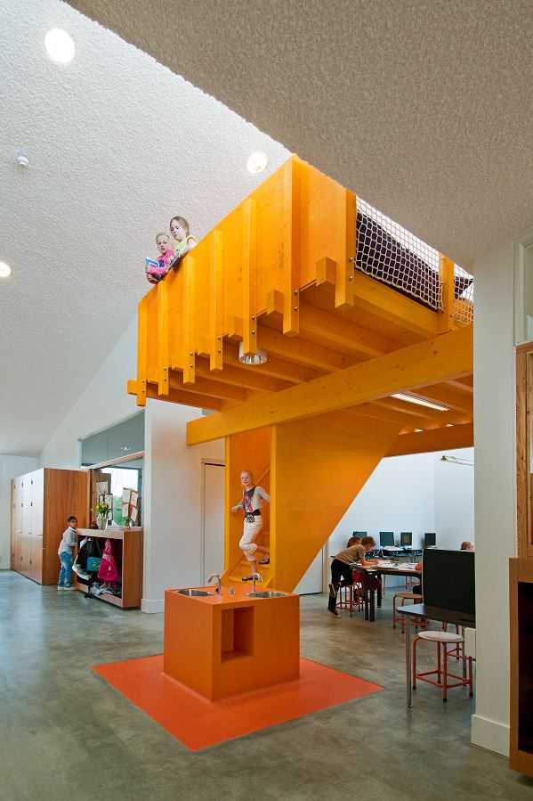 Дизайн освітлення Оригінальне освітлення громадського простору в Нідерландах: сучасна архітектура.