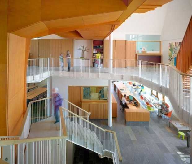 Центр для громади Громадський центр у Нідерландах: сучасний дизайн, простір для заходів та відпочинку.