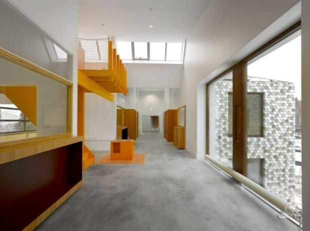 Простір для подій Простір для заходів в громадському центрі з сучасним дизайном освітлення.