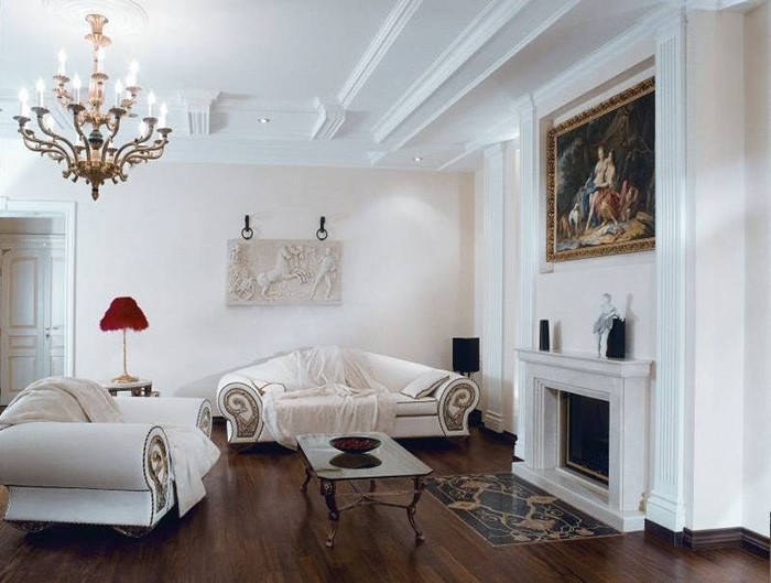 Елегантна класика Класичний дизайн вітальні з паркетною дошкою та елегантними меблями.