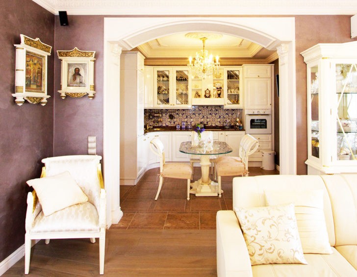 Велюровий затишок Вітальня в класичному стилі з використанням велюру в оббивці меблів.