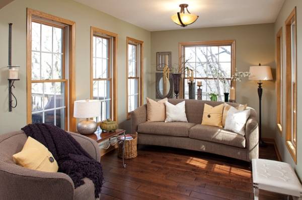 Текстиль та світло Інтер'єр вітальні в класичному стилі з акцентом на текстиль та освітлення.