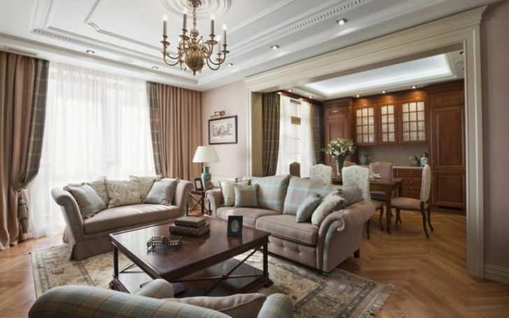 Розкіш класики Розкішна вітальня в класичному стилі з паркетною дошкою та кришталевою люстрою.