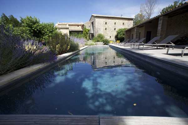 Затишок сільського стилю Деталі інтер'єру старовинного фермерського будинку в Провансі, гостьовий будинок Maison d'Ulyss.