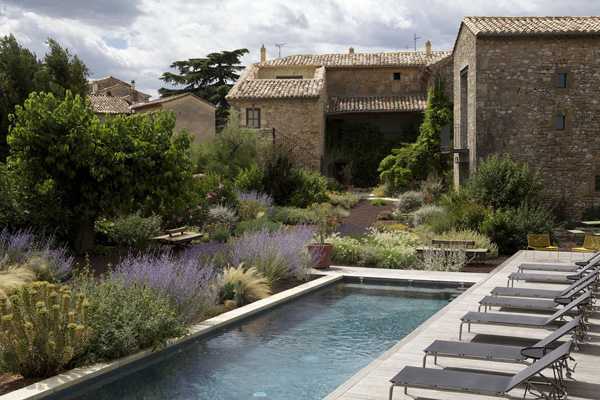 Декор з історією Вишуканий декор старовинного фермерського будинку, гостьовий дім Maison d'Ulyss в Провансі.