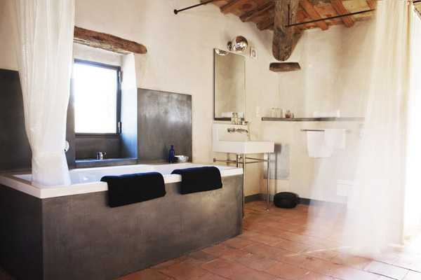 Атмосфера старовини Атмосфера старовинного фермерського будинку Maison d'Ulyss, Прованс, Франція.