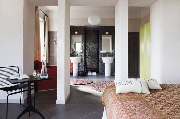 Камінь і дерево Кам'яна кладка та дерев'яні меблі у Maison d'Ulyss, гостьовий будинок, Франція.