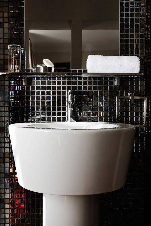 Світла спальня Світла спальня в сільському стилі у Maison d'Ulyss, південь Франції.