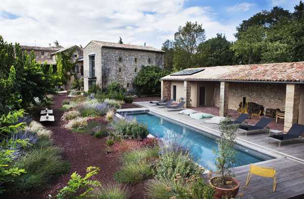 Комфорт і стиль Сільський стиль та сучасний комфорт в гостьовому будинку Maison d'Ulyss, Франція.