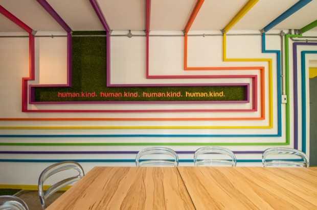 Відкритий простір Human.Kind Архітектурне рішення в дизайні офісу Human.Kind: відкритий простір для співпраці та креативу.