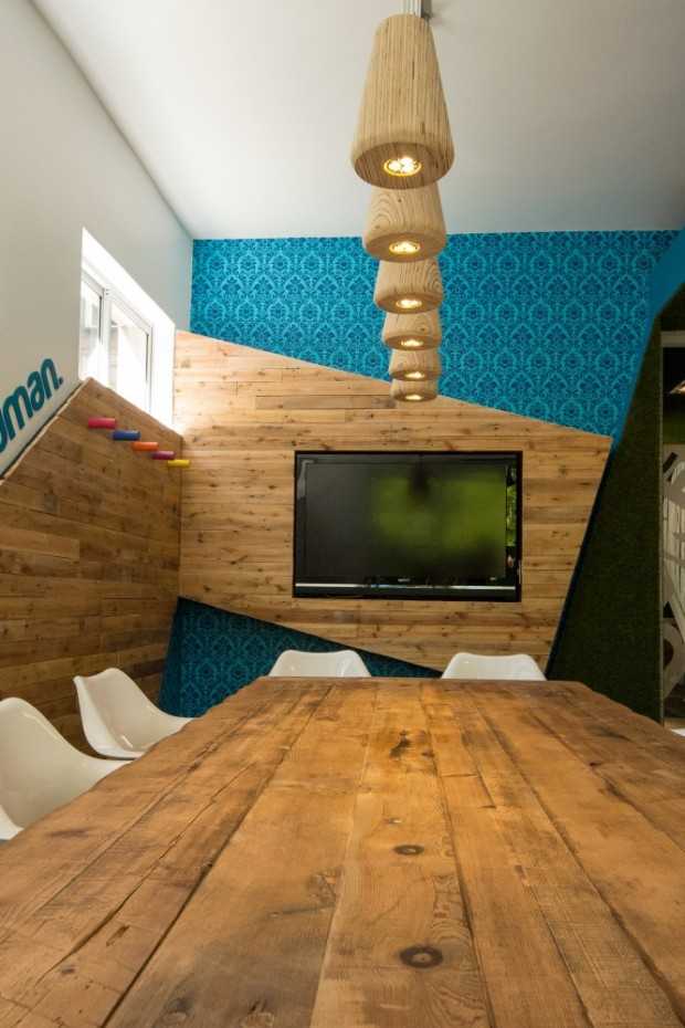 Творчість в Human.Kind Нестандартне освітлення в креативному офісі Human.Kind: акцент на індивідуальності та стимулювання творчості.