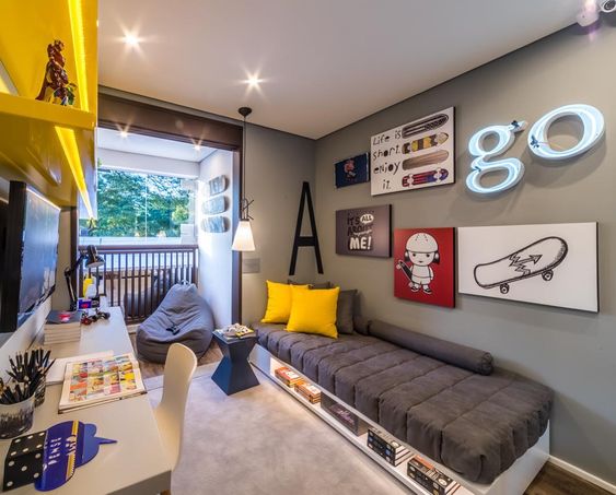 Зона для навчання Стильна кімната для підлітка 2026: робоча зона та місце для релаксу в одному просторі.