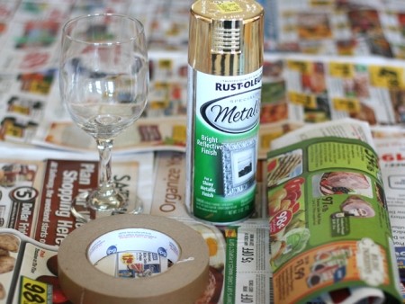 Матеріали для декору Фарба, скотч і газети для декорування весільних келихів своїми руками.