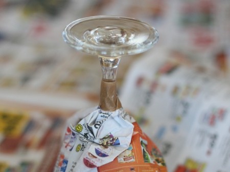 Захист келиха Захист чаші весільного келиха газетою та малярським скотчем перед фарбуванням.