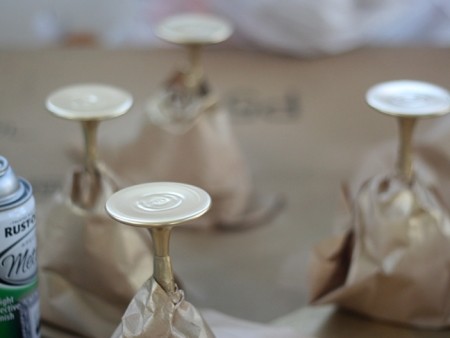 Фарбування келиха Процес фарбування нижньої частини весільного келиха золотою фарбою з балончика.