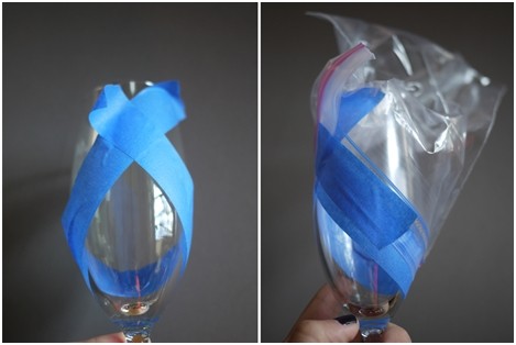 Візерунок зі скотчу Обмотка верхньої частини весільного келиха скотчем для створення унікального візерунка.