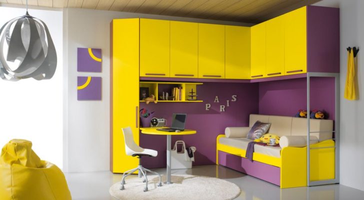 Жовтий дизайн дитячої Дизайн дитячої кімнати в жовтих тонах: затишний простір для дитини з контрастними фіолетовими акцентами.