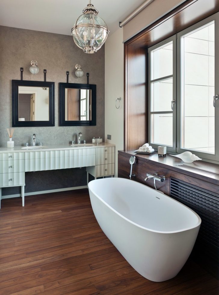 Люстра у ванній Кришталева люстра у класичній ванній кімнаті: розкіш та елегантність