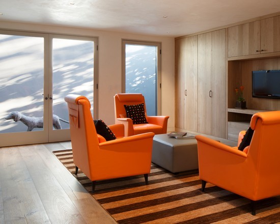 Гармонія помаранчу Помаранчеві крісла та килим в помаранчево-коричневу смужку: гармонійне поєднання кольорів у вітальні