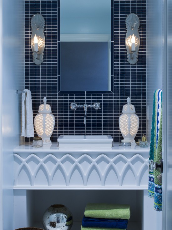 Ванна: релакс-освітлення Релаксуюче освітлення у ванній кімнаті з використанням теплих тонів та вбудованого підсвічування.