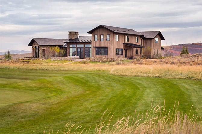 Фермерський стиль 2026 Будинок у фермерському стилі з металочерепицею, великими вікнами та оздобленням натуральним каменем