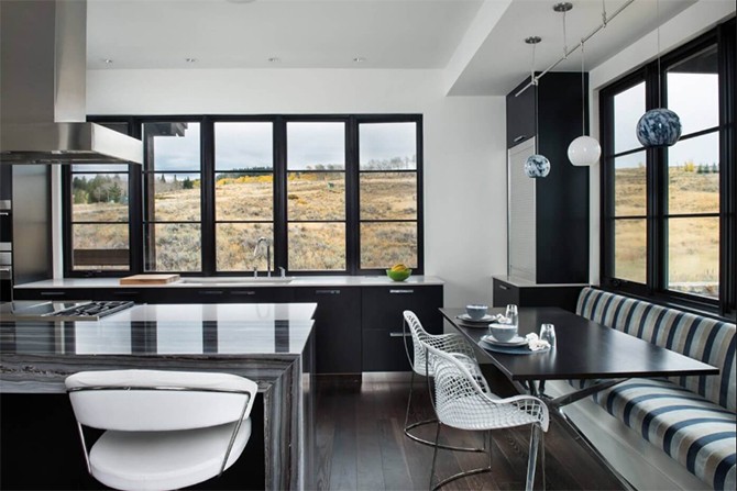 Зона їдальні Зона їдальні з великим дерев'яним столом та елегантними стільцями в фермерському стилі