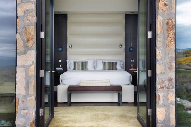 Стильна фермерська спальня Сучасна спальня у фермерському стилі з використанням металочерепиці та натуральних матеріалів.