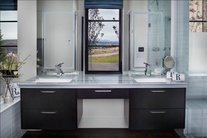 Ванна кімната: гармонія Світла ванна кімната в будинку у фермерському стилі з сучасним інтер'єром.